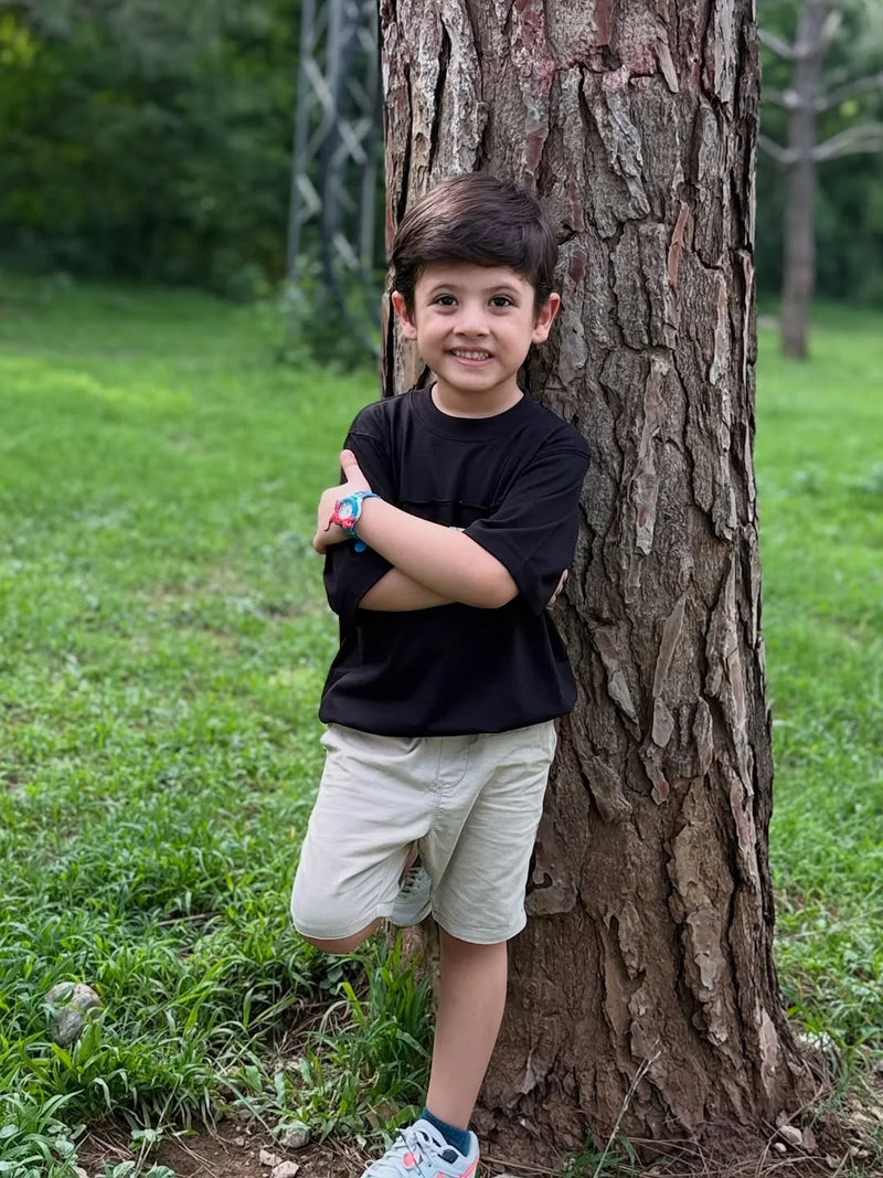 Kid wearing Mama Doura tee