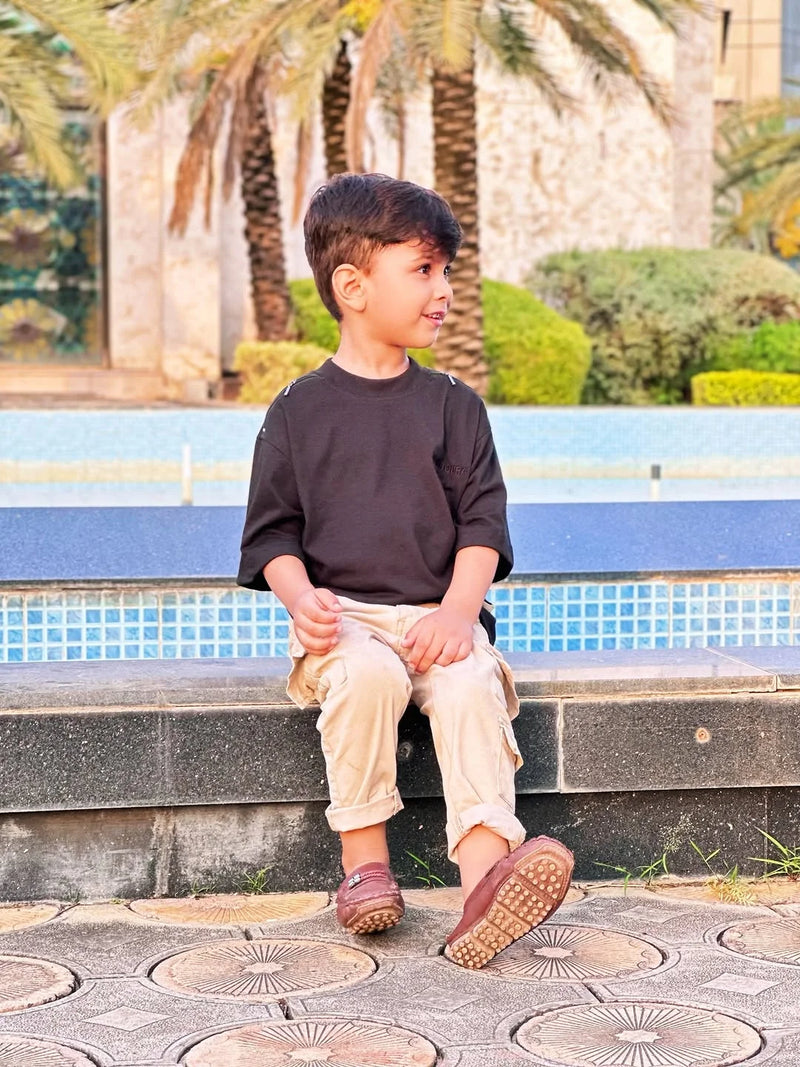 Kid wearing Mama Doura tee